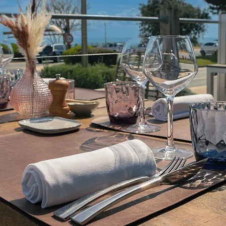 Hotel Restaurant Le Grand Large - Face A La - Ile De Re Rivedoux-Plage