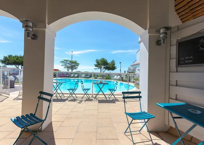 Restaurant Le Grand Large - Face à La - Ile De Ré Hotel